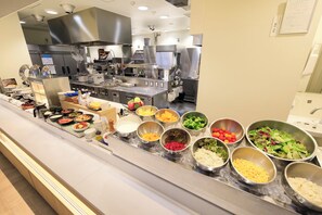 每日供应自助式早餐(每人 JPY 2000)