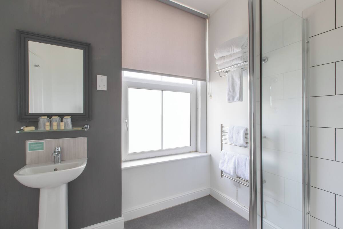 twin room, sea view | bathroom | combined shower/bathtub, hair dryer, soap, toilet paper