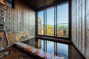 Separate bathtub and shower, deep-soaking bathtub, free toiletries - Yufuin ZEN - Adults Only (Yufu)