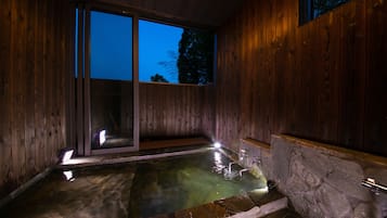 Bañera y ducha independientes, bañera profunda