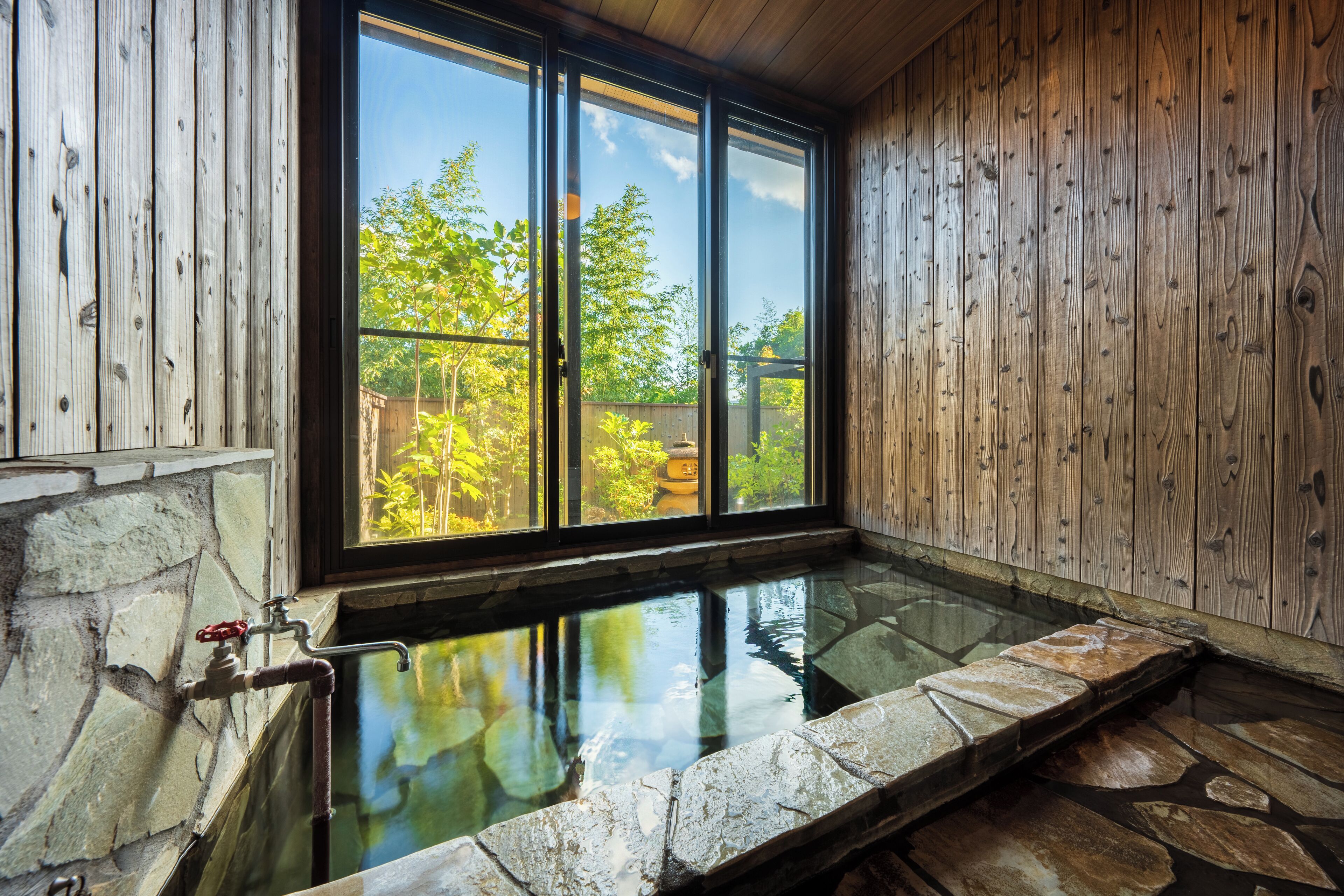 Separate bathtub and shower, deep-soaking bathtub, free toiletries