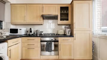 Refrigerador, horno, placa de cocina, cafetera/tetera