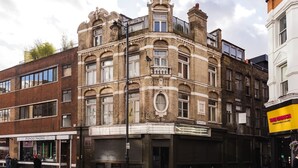 A corner building with a shop on the ground floor and a restaurant on the second floor. - Heart of Shoreditch Apartments  (London)