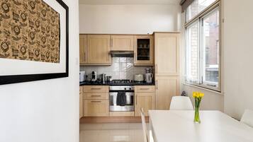 Refrigerador, horno, placa de cocina, cafetera/tetera