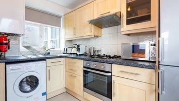 Comfort Apartment (A3) | Private kitchen | Fridge, oven, stovetop, coffee/tea maker
