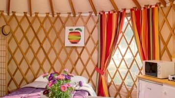 Yourte | In-room dining