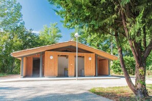 Tent | Badkamer | Een douche, handdoeken