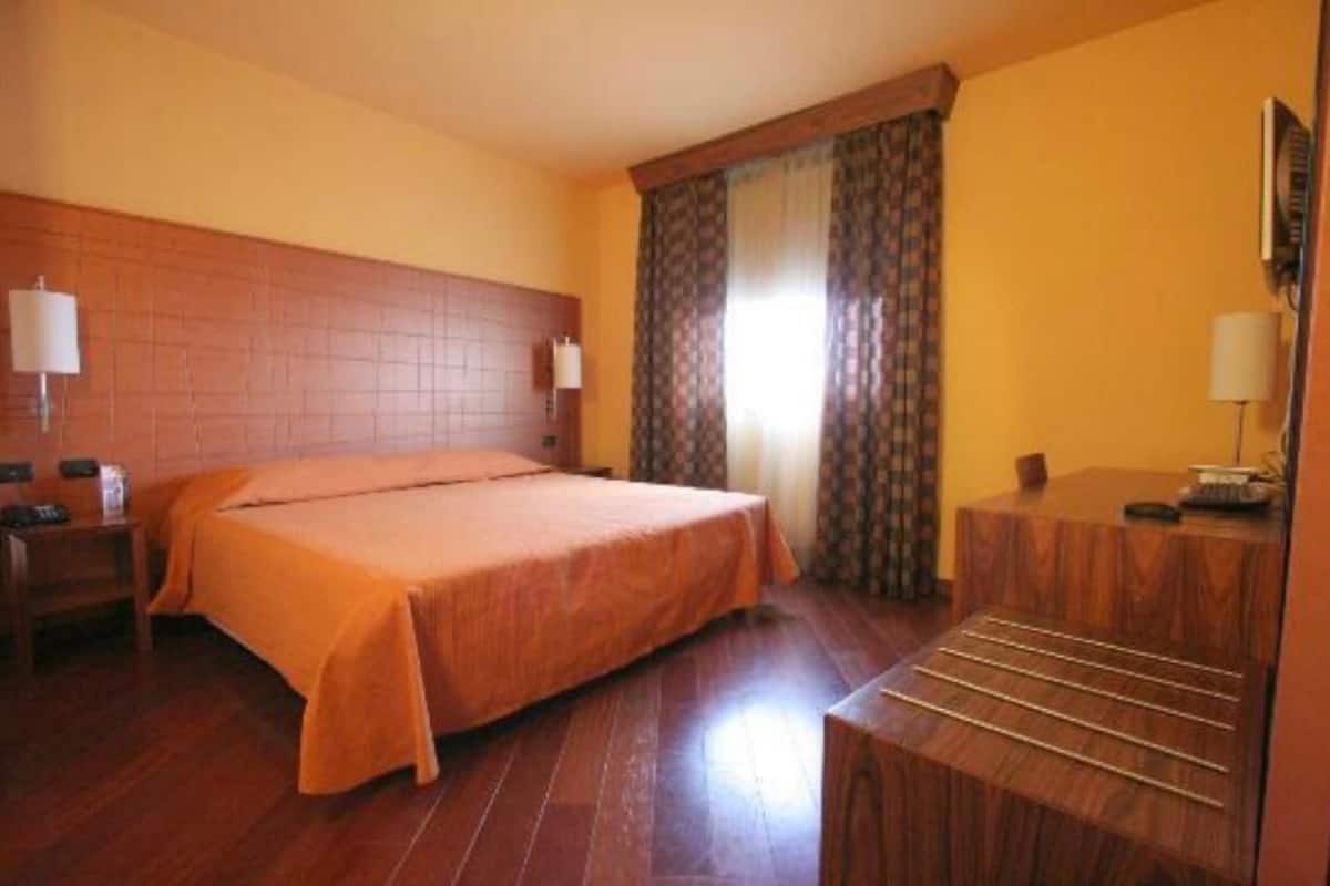 Blackout drapes, free WiFi, bed sheets