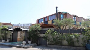 A building with a sign that reads "SIBARI RESORT".