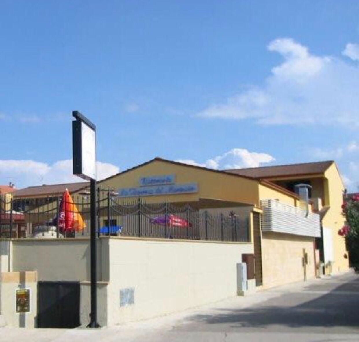 Un edificio con un letrero que dice 'Hotel by the Sea'.