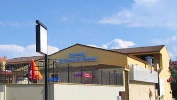 Un edificio con un letrero que dice 'Hotel by the Sea'.