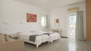 Family Studio with Pool View | 防音設備、アイロン / アイロン台、WiFi (無料)、客室ごとに異なる装飾