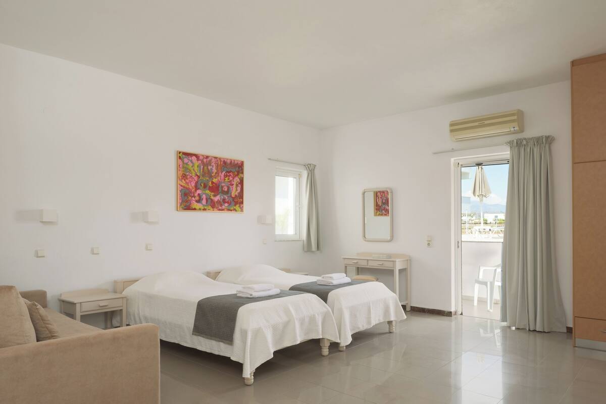 Family Studio with Pool View | Soundproofing, WiFi (free), individually decorated