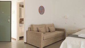Family Studio with Pool View | 防音設備、アイロン / アイロン台、WiFi (無料)、客室ごとに異なる装飾