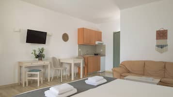 Studio, 1 lit double, vue piscine | Décoration personnalisée, ameublement personnalisé
