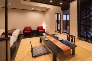 Kamer (Japanese Western Style, Open-air Bath) | Een kluis op de kamer, een bureau, een laptopwerkplek