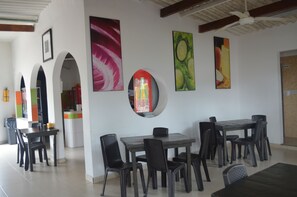 Free daily full breakfast - Hotel Restaurante Versalles (Melgar)