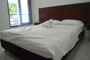 Cortinas blackout, wifi gratis y ropa de cama 