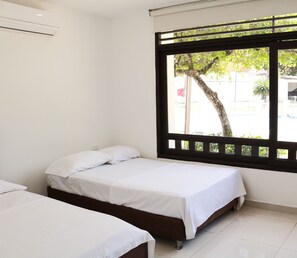 Quadruple Room (Air Conditioning) | Blackout drapes, free WiFi, bed sheets - Hotel Restaurante Versalles (Melgar)