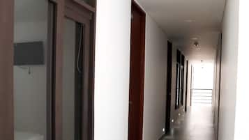 Cortinas blackout, wifi gratis y ropa de cama