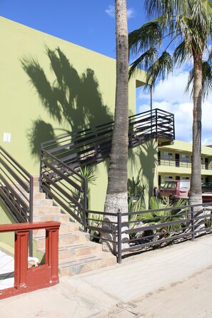 Una televisión de pantalla plana