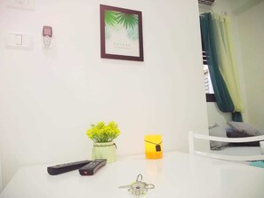Classic-Studio | Laptopgeeigneter Arbeitsplatz, Bügeleisen/Bügelbrett