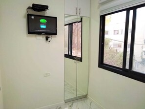 舒适公寓, 多张床 | 起居区 | 平板电视