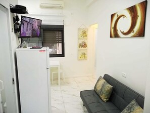 舒适公寓, 多张床 | 起居区 | 平板电视