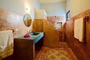 Superior House | Bathroom - Tranquil Tropical Oasis in the Historic Center (Mérida)