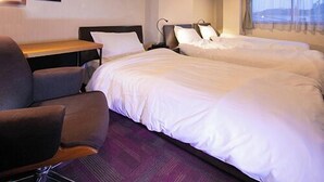 A hotel room with two beds, a desk, and a chair. - Personal Hotel You (Takeo)