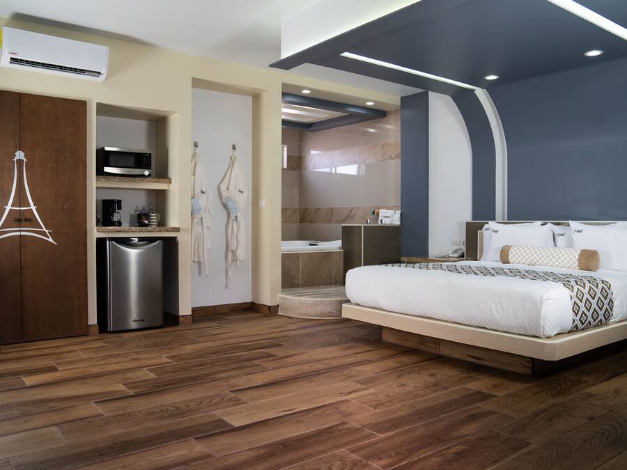 Grand Suite, 1 Double Bed | Iron/ironing board, free WiFi, bed sheets