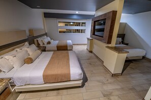 Comfort Triple Room, Multiple Beds | Iron/ironing board, free WiFi, bed sheets - Hotel Eiffel (Ensenada)