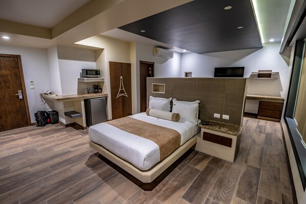 Tabla de planchar con plancha, wifi gratis y ropa de cama 