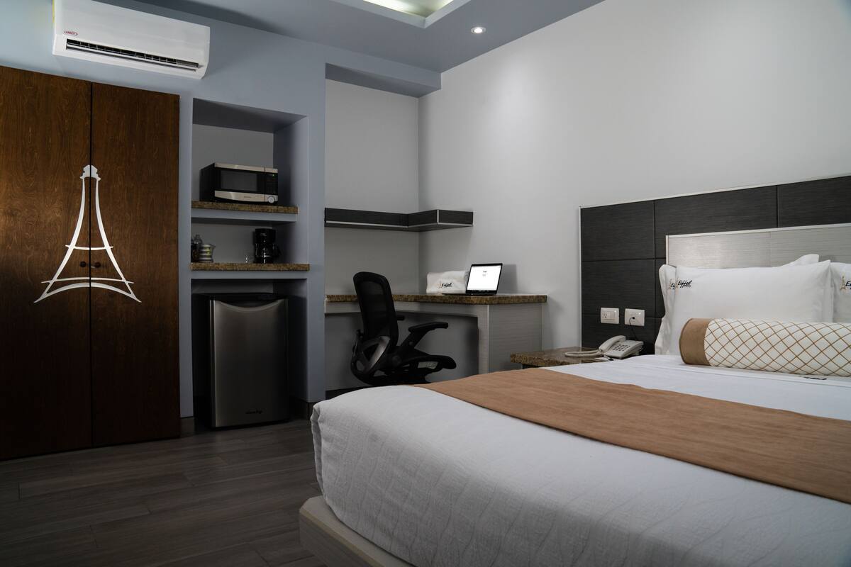 Tabla de planchar con plancha, wifi gratis y ropa de cama 