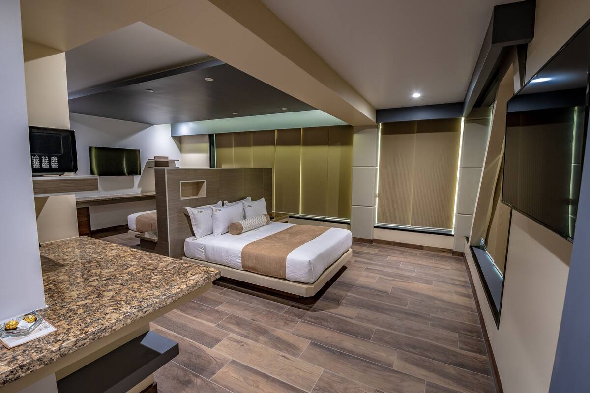 Tabla de planchar con plancha, wifi gratis y ropa de cama 