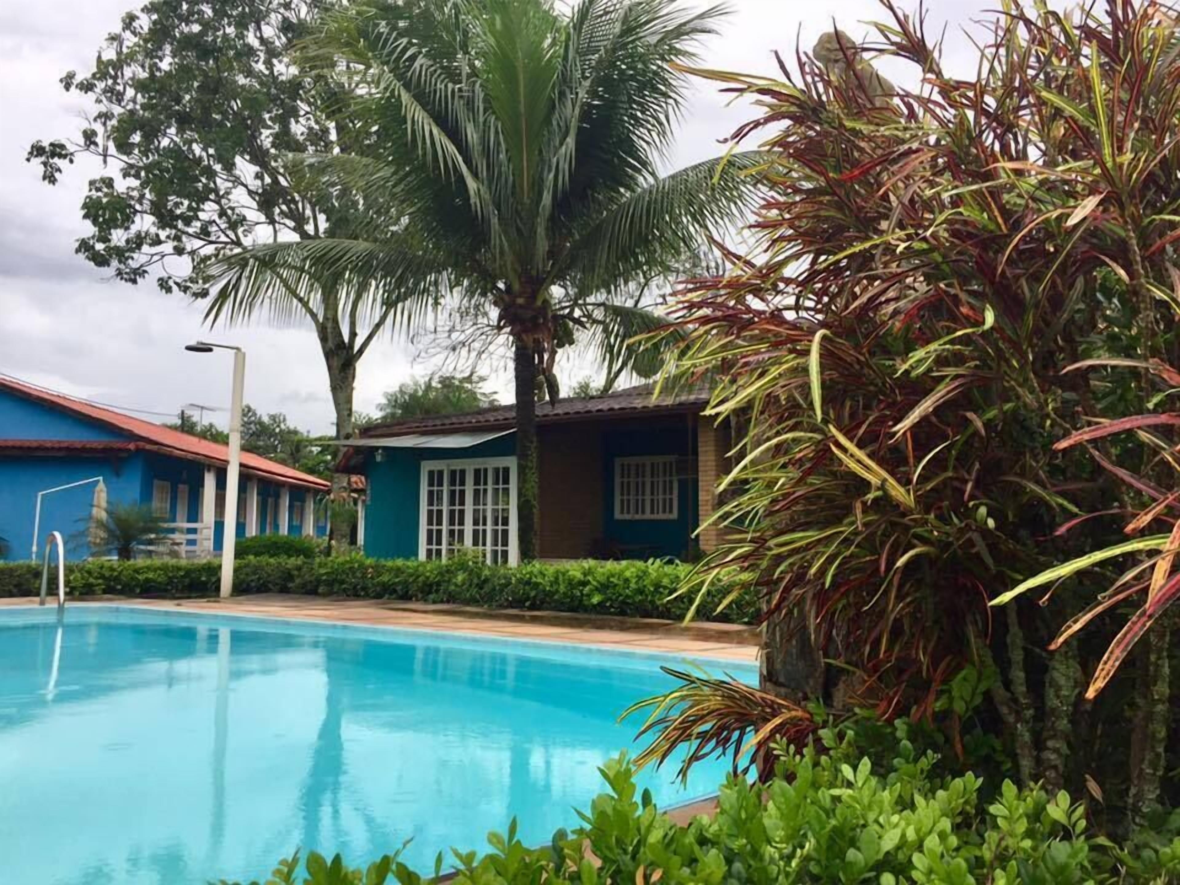 حمّام سباحة خارجي، مفتوح من 8:00 صباحًا إلى 6 مساءً، مقاعد للتشمس