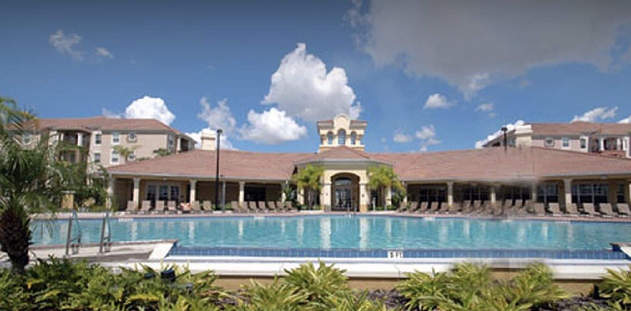 2 室外游泳池，09:00 至 22:00 开放，池畔遮阳伞，日光浴躺椅