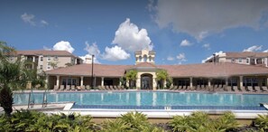 2 สระว่ายน้ำกลางแจ้ง เปิด 9:00 น. ถึง 22:00 น., ร่มริมสระว่ายน้ำ