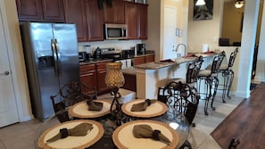 Full-sized fridge, microwave, oven, stovetop - Executive 3 Br Villa @Universal / Vista Cay/Conv.Center (Orlando)