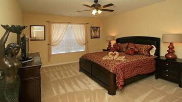 3 bedrooms, Egyptian cotton sheets, premium bedding, pillow-top beds