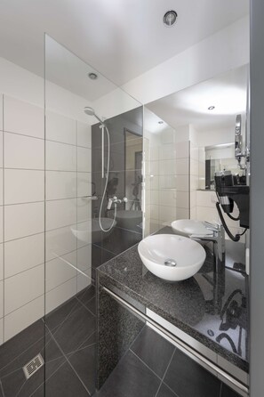 Dusche, Haartrockner, Handtücher, Seife