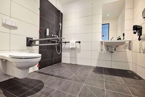 A modern bathroom with a toilet, shower, and sink. - Best Western Hotel Viernheim Mannheim (Viernheim)