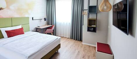 Chambre classique, 1 grand lit | Coffre-fort, espace de travail pour ordinateurs portables