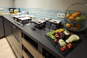Tägliches Frühstücksbuffet gegen Gebühr