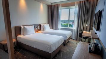 Roupas de cama antialérgicas, cofres nos quartos, escrivaninha