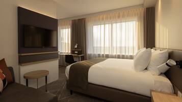 Habitación de hotel con una cama grande, un escritorio con silla, un televisor montado en la pared y vistas al exterior a través de cortinas translúcidas.