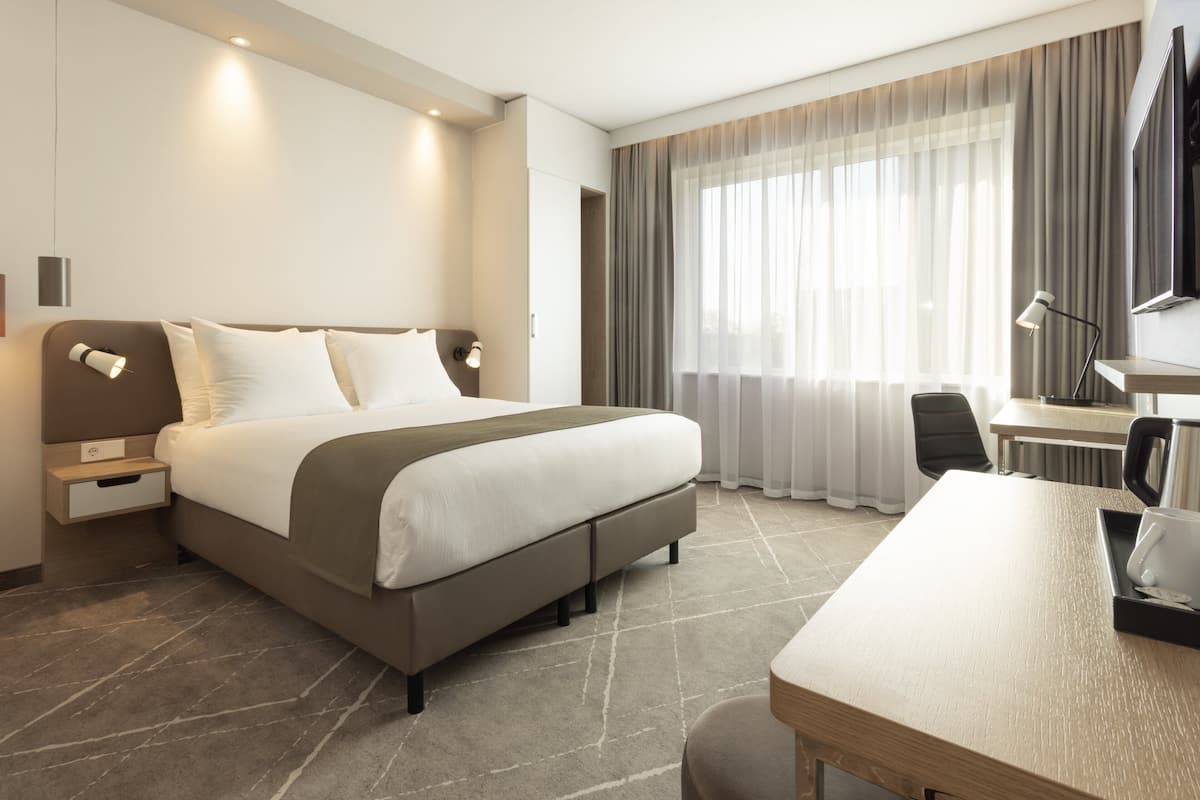 Hypo-allergenic bedding, in-room safe, desk, laptop workspace