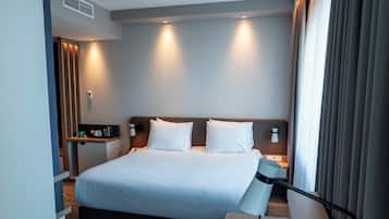 Hypo-allergenic bedding, in-room safe, desk, laptop workspace