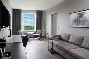 Suite, 1 King Bed | 1 quarto, cofres nos quartos, escrivaninha, cortinas blackout