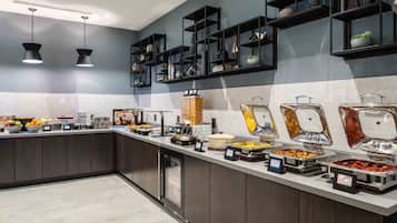 Café da manhã com buffet grátis todos os dias